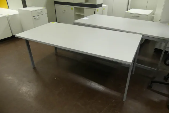 Arbeitstisch Maße in cm ca.: 180 x 90